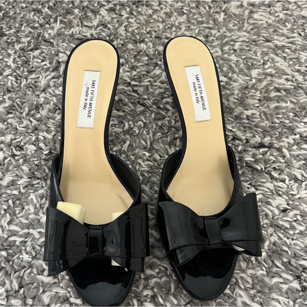 SAKS FIFTH AVE BLACK BOW HEELS